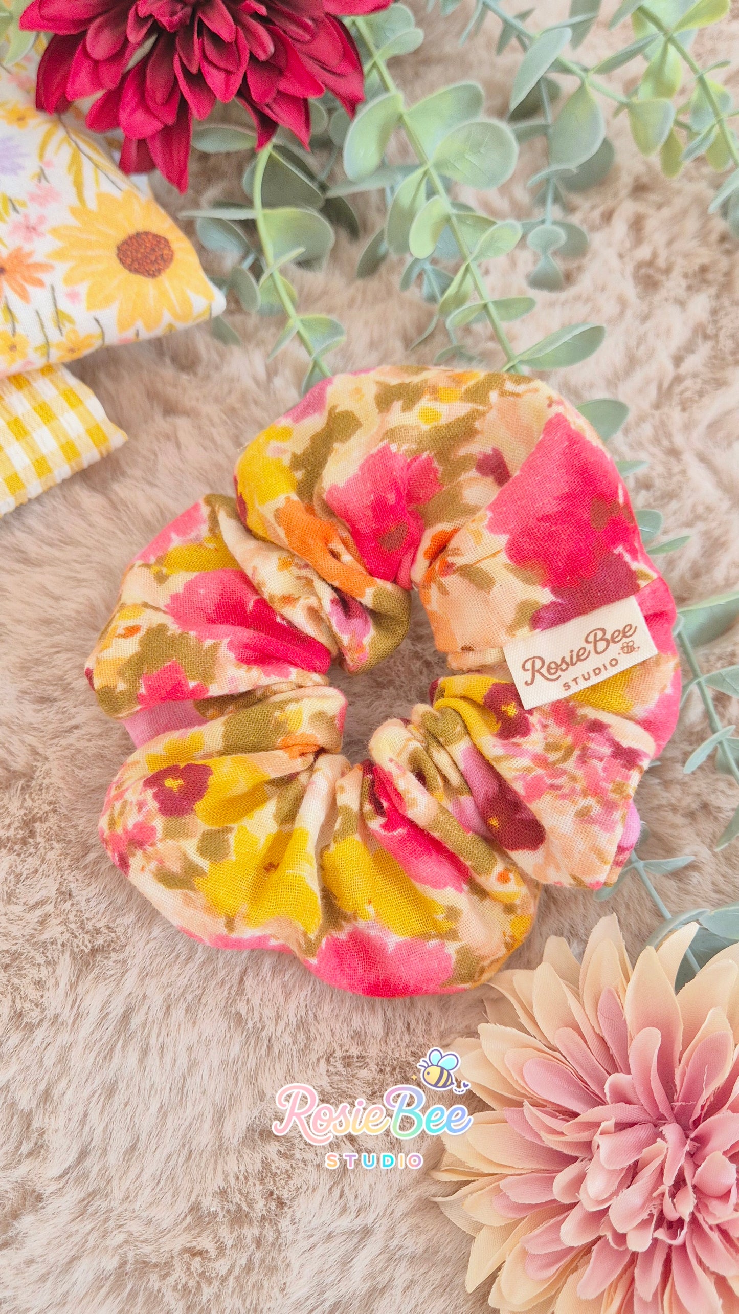 handgemaakte scrunchie summer bloom bloemenprint roze geel rosiebee studio haaraccessoire