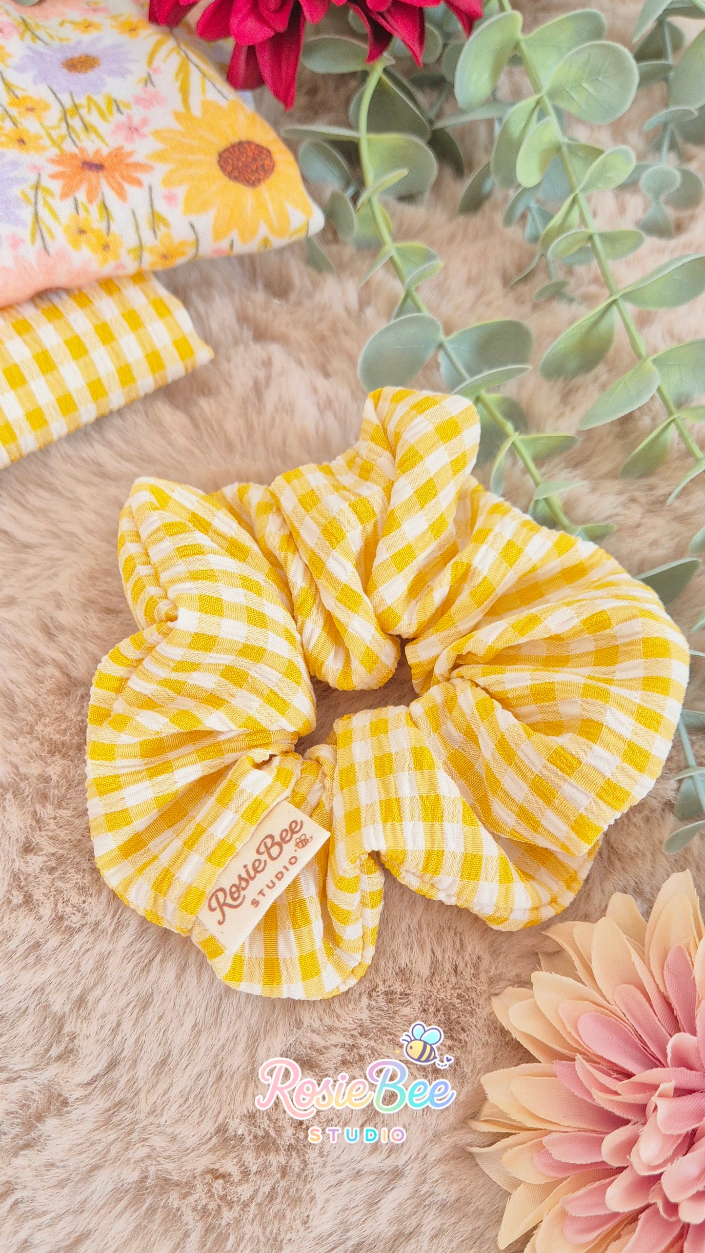 handgemaakte scrunchie sunny gingham geel ruitjes seersucker rosiebee studio haaraccessoire