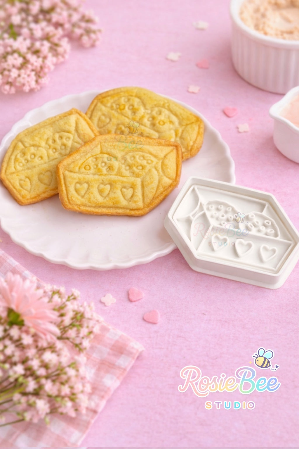 Chocolate chip cookie doosje koekjesvormpje (cookie cutter) uit de Moji Friends Cosy Café collectie met gebakken koekjes op een wit bordje, pastelroze achtergrond en bloemetjes.