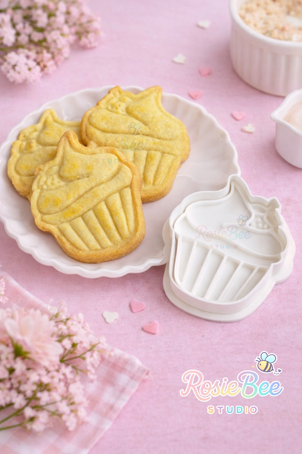Cosy café cupcake koekjesvormpje van RosieBee Studio met schattige cupcake-koekjes, pastelroze achtergrond en lente bloemetjes.