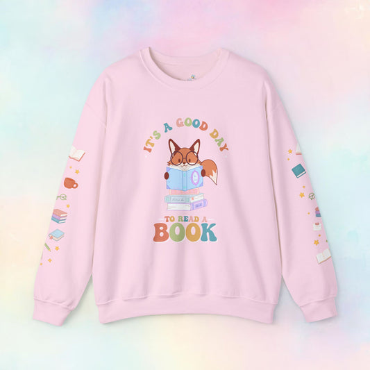 Zachte crewneck trui met vos en boeken gedragen – cozy trui voor lezers