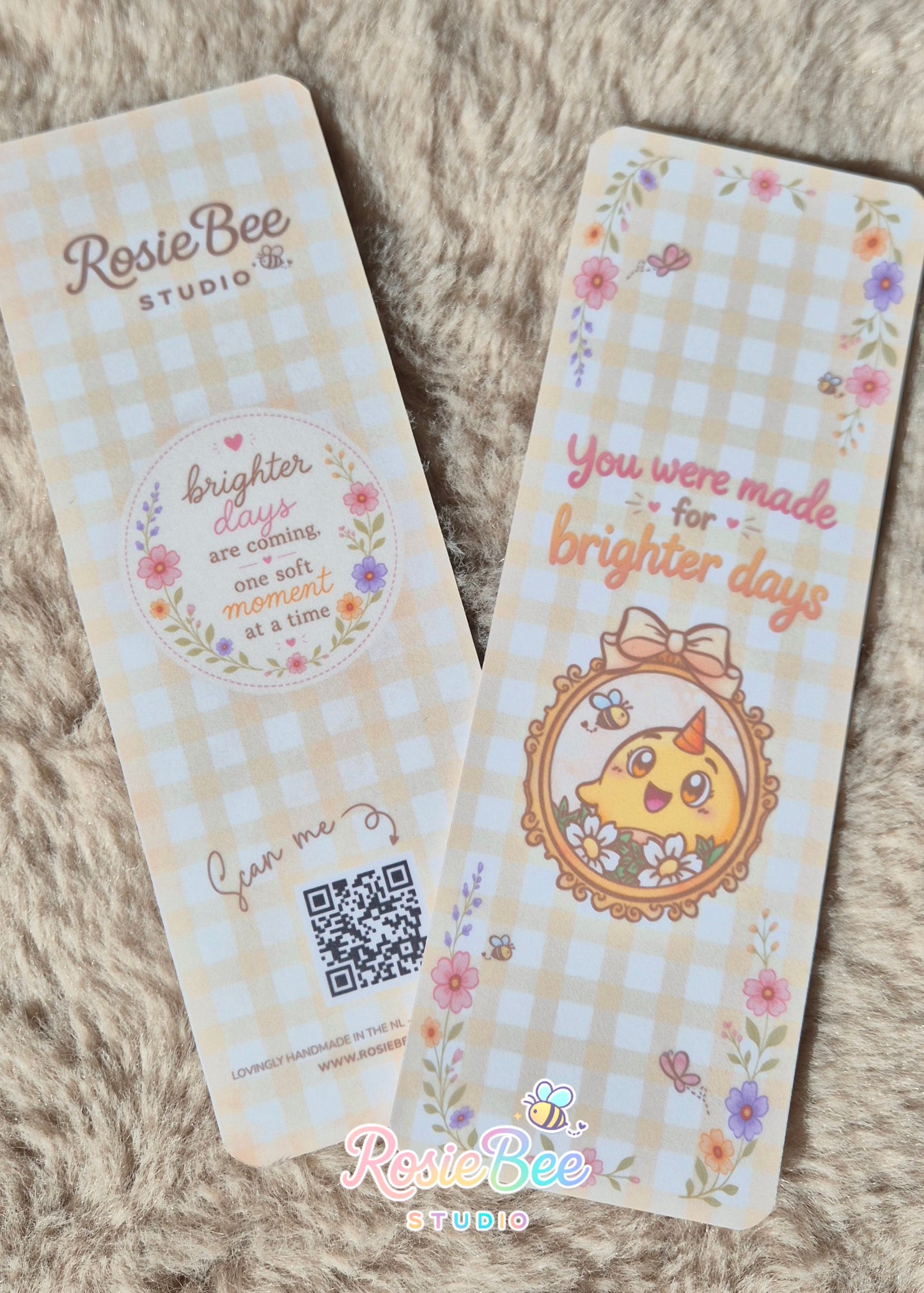 Dubbelzijdige bookmark van RosieBee Studio met de quote "You Were Made for Brighter Days". Formaat 18 × 6 cm en afgewerkt met matte laminering.