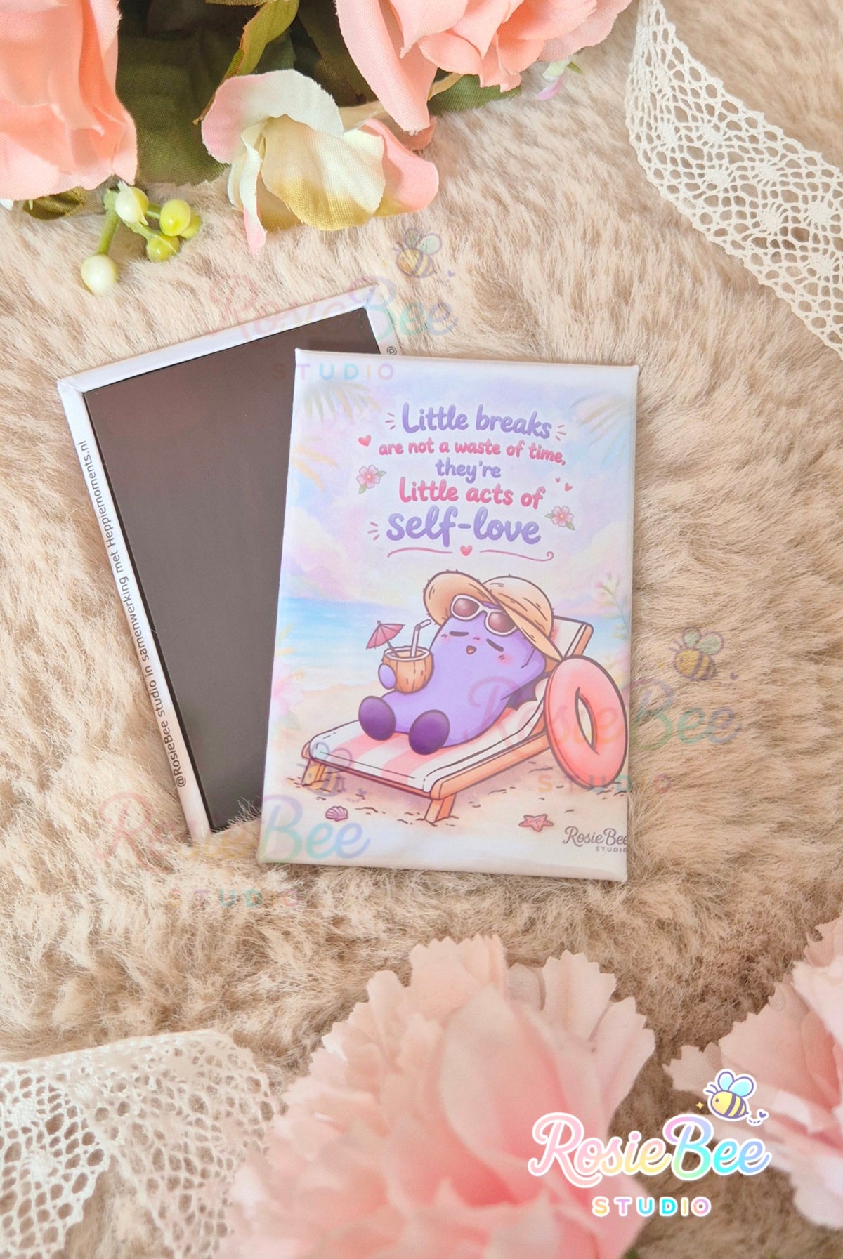 Little Breaks self-love magneet van RosieBee Studio met Moji Friend Angst ontspannen op een strandstoel met kokosdrankje, formaat 78 × 53 mm.