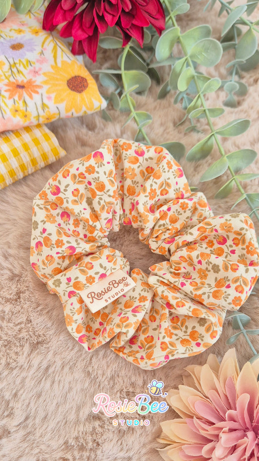 handgemaakte scrunchie peachy blossom bloemenprint warm pastel rosiebee studio haaraccessoire