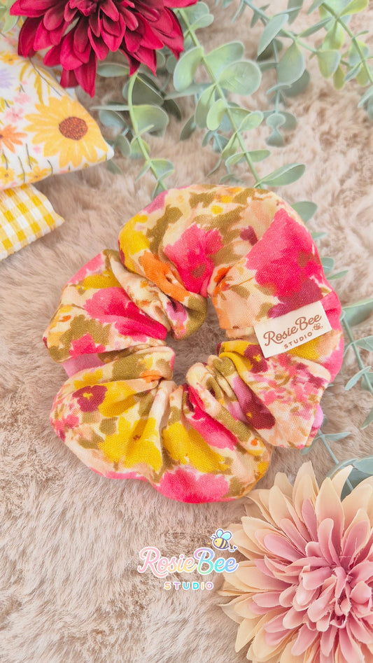 handgemaakte scrunchie summer bloom bloemenprint roze geel rosiebee studio haaraccessoire