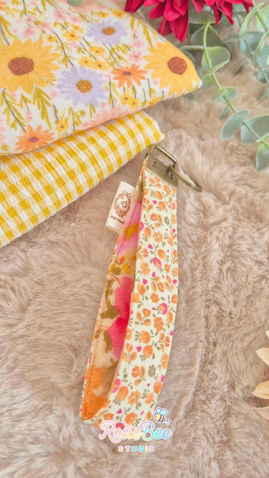 achterkant wristlet peachy blossom met poplin katoen en hydrofiel binnenkant bloemenprint rosiebee studio