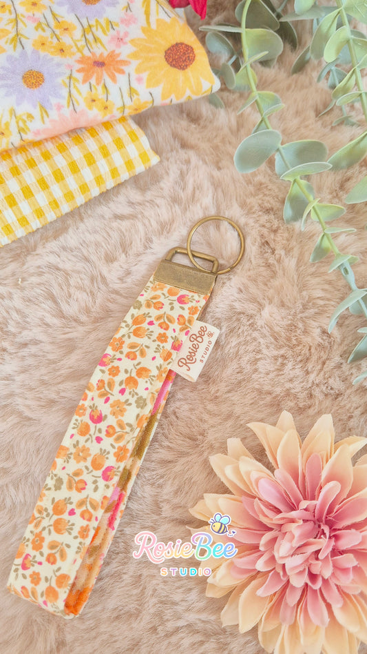 handgemaakte wristlet peachy blossom bloemenprint poplin katoen en hydrofiel rosiebee studio pastel polsbandje