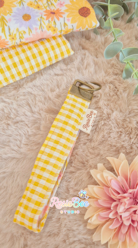 handgemaakte wristlet sunny gingham geel ruitjes seersucker rosiebee studio pastel polsbandje