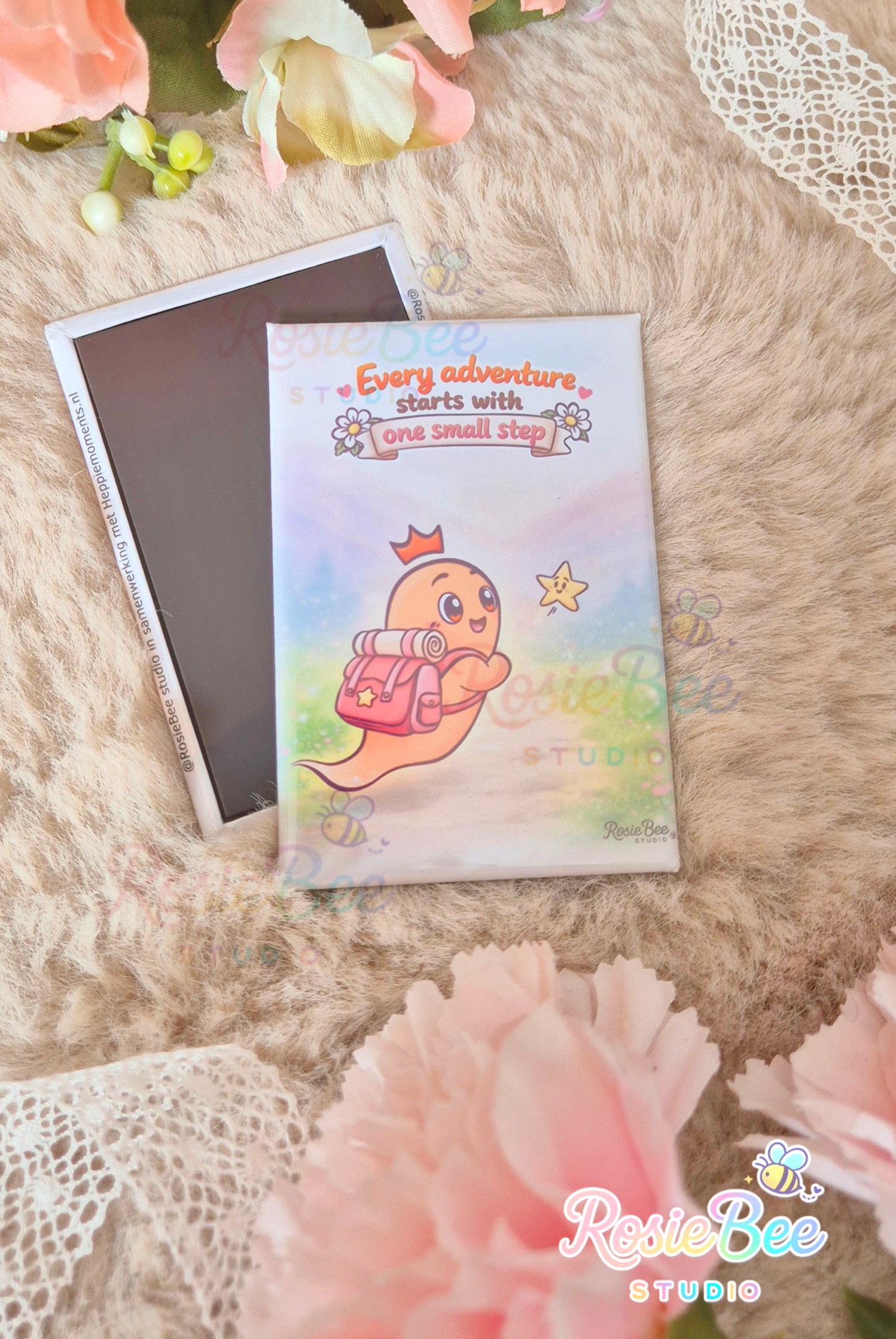 Every Adventure Starts With One Small Step magneet van RosieBee Studio met Moji Friend Moed met rugzak en een klein sterretje, formaat 78 × 53 mm.