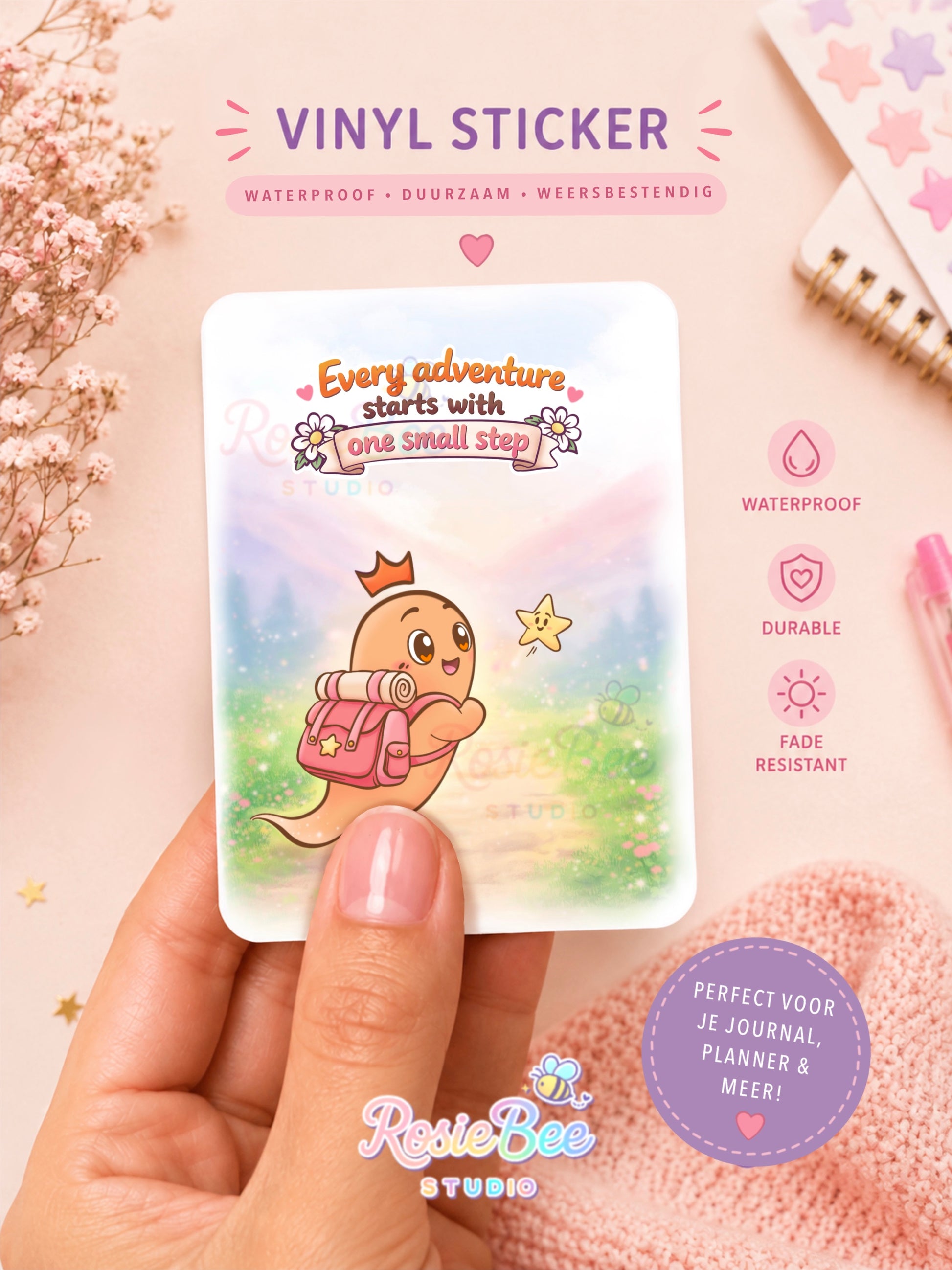 Vinyl sticker van Moji Friend Moed met de quote “Every Adventure Starts with One Small Step”. Glossy, waterbestendige sticker voor een journal, planner, laptop of waterfles.