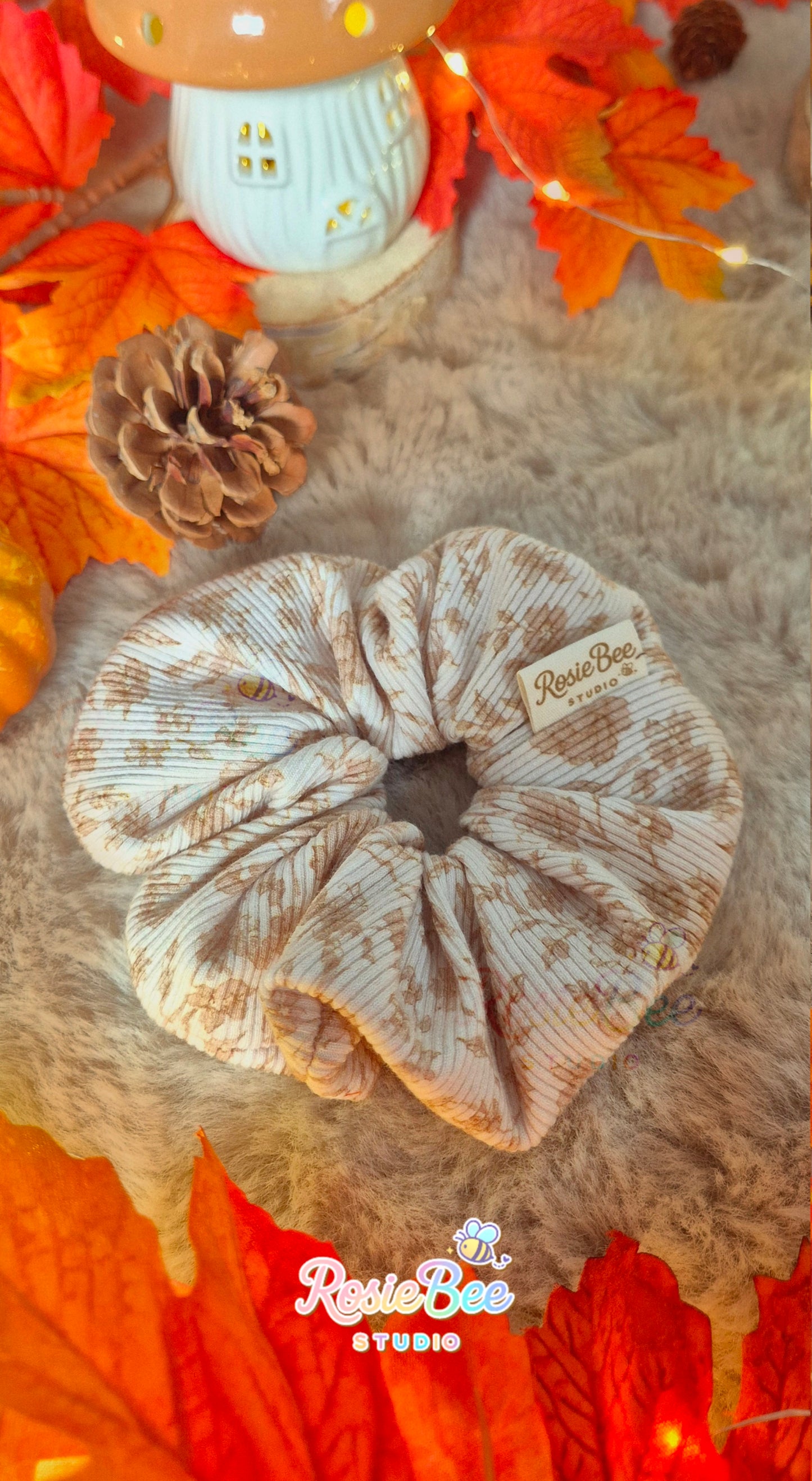Handgemaakte Golden Forest scrunchie van RosieBee Studio uit de A New Chapter herfstcollectie, van crèmekleurige rib jersey met botanisch bruin patroon.