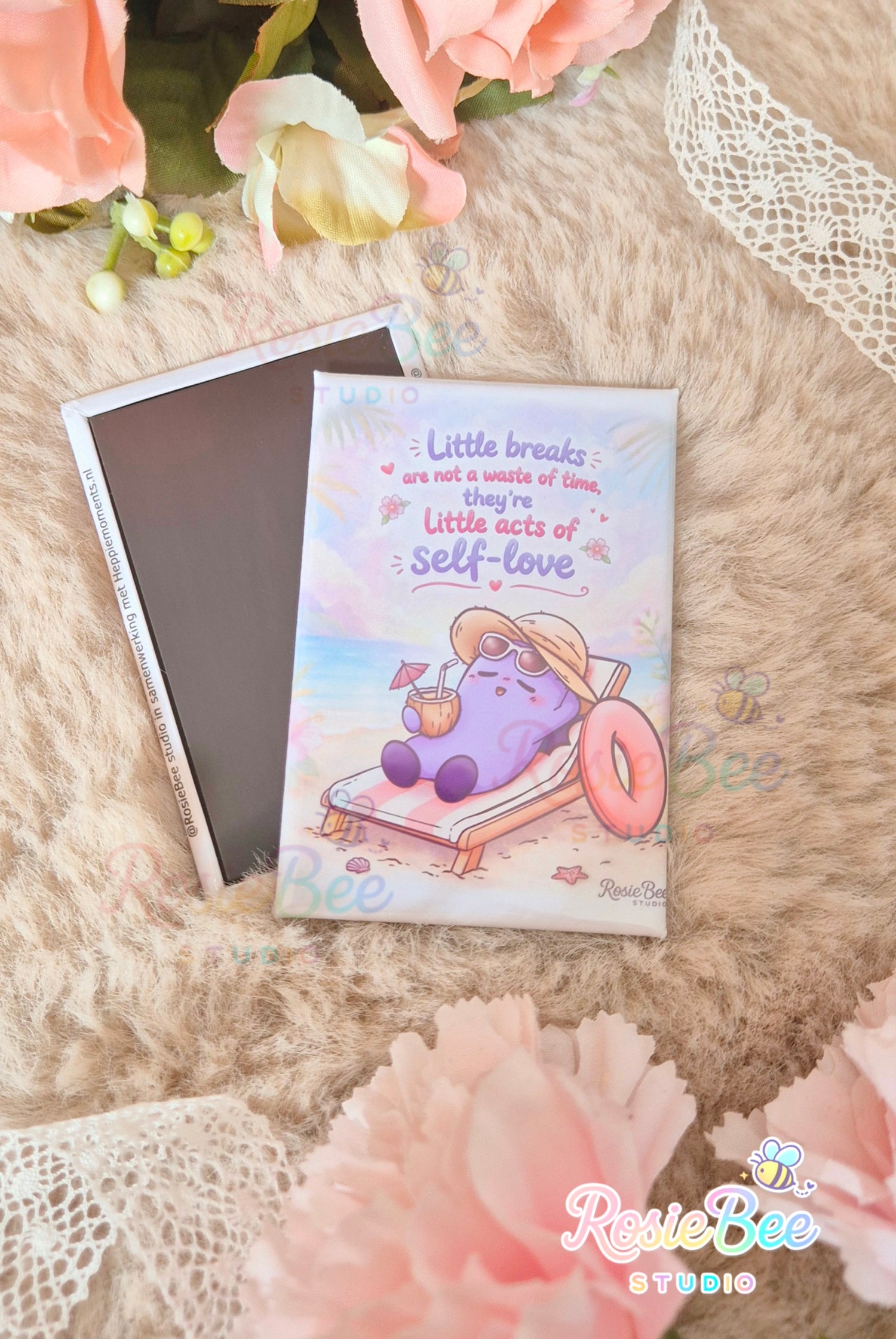Little Breaks self-love magneet van RosieBee Studio met Moji Friend Angst ontspannen op een strandstoel met kokosdrankje, formaat 78 × 53 mm.