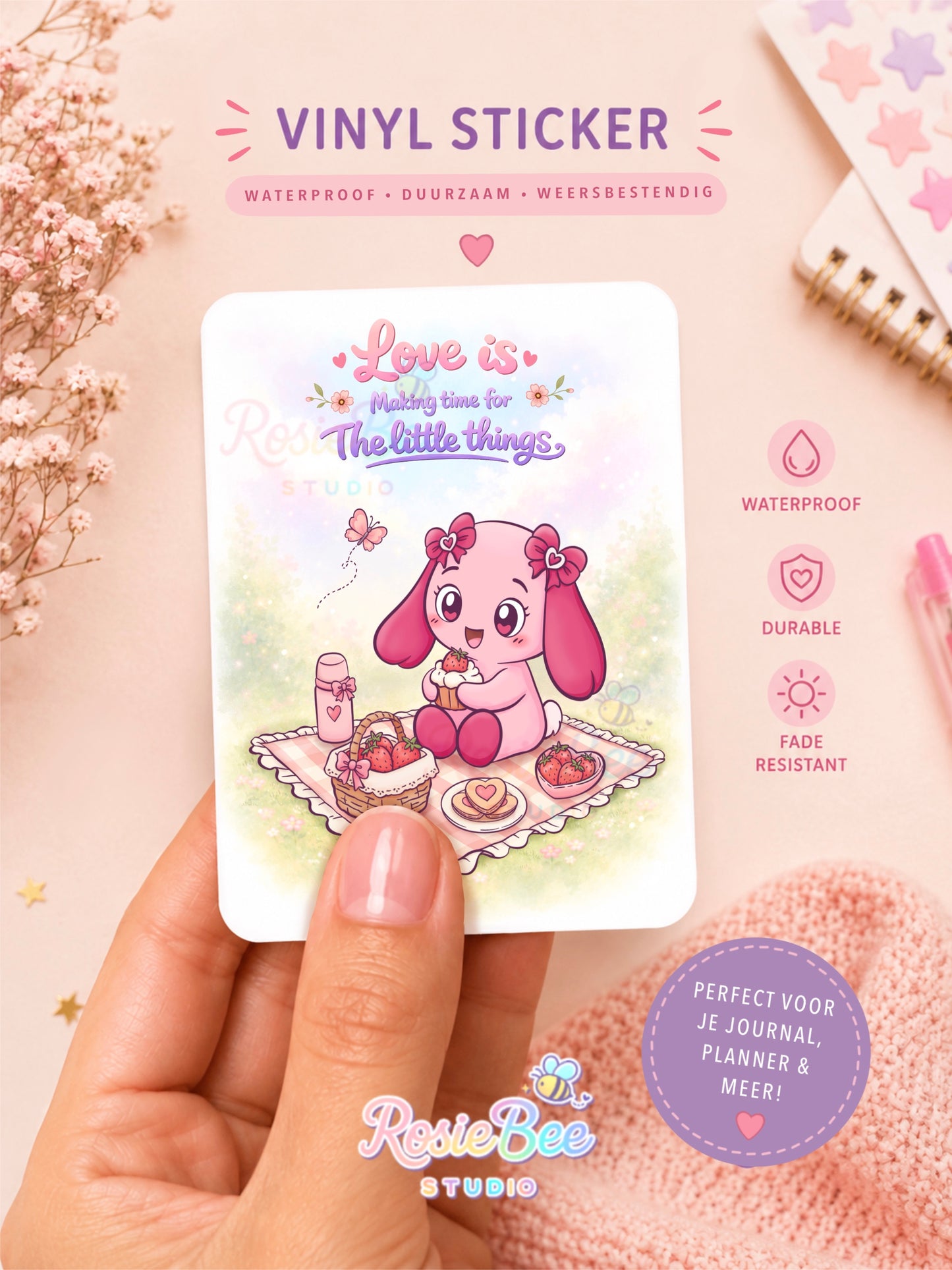 Vinyl sticker van Moji Friend Liefde met de quote “Love Is Making Time for the Little Things”. Glossy, waterbestendige sticker voor een journal, planner, laptop of waterfles.