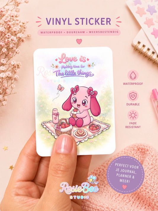 Vinyl sticker van Moji Friend Liefde met de quote “Love Is Making Time for the Little Things”. Glossy, waterbestendige sticker voor een journal, planner, laptop of waterfles.