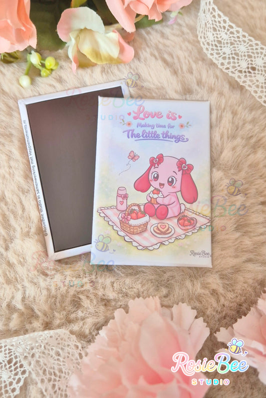 Landscape magneet van Moji Friend Liefde met de quote ‘Love Is Making Time for the Little Things’, formaat 78 × 53 mm, ontworpen door RosieBee Studio.