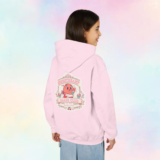 Kind draagt pastelroze Sweetheart Baker Club kinder hoodie met grote Moji Friend Liefde cupcake illustratie op de achterkant. 