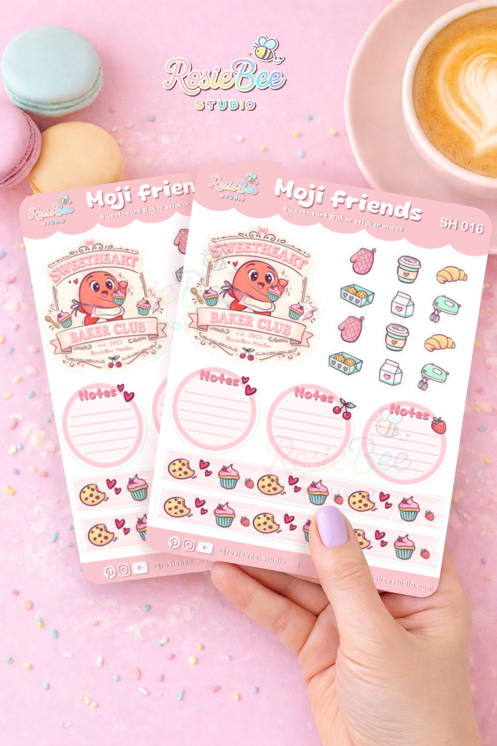Moji Friends Sweetheart Baker Club stickervel SH016 met notes stickers en bakery illustraties, vastgehouden in de hand in pastelroze café setting met macarons en cappuccino.