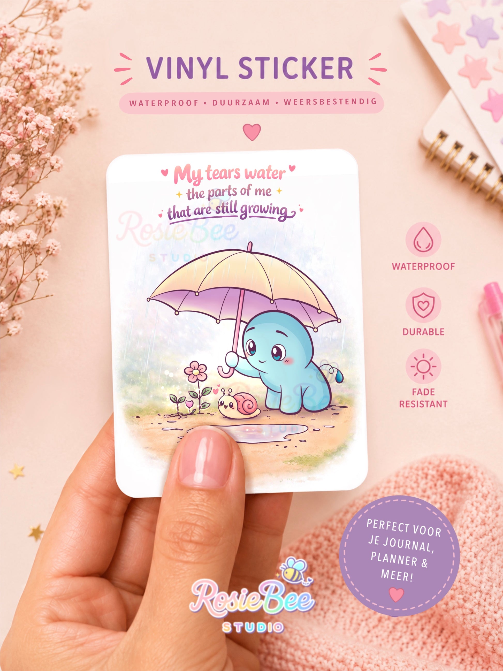 Vinyl sticker van Moji Friend Verdriet met de quote “My Tears Water the Parts of Me That Are Still Growing”. Glossy, waterbestendige sticker voor een journal, planner, laptop of waterfles.