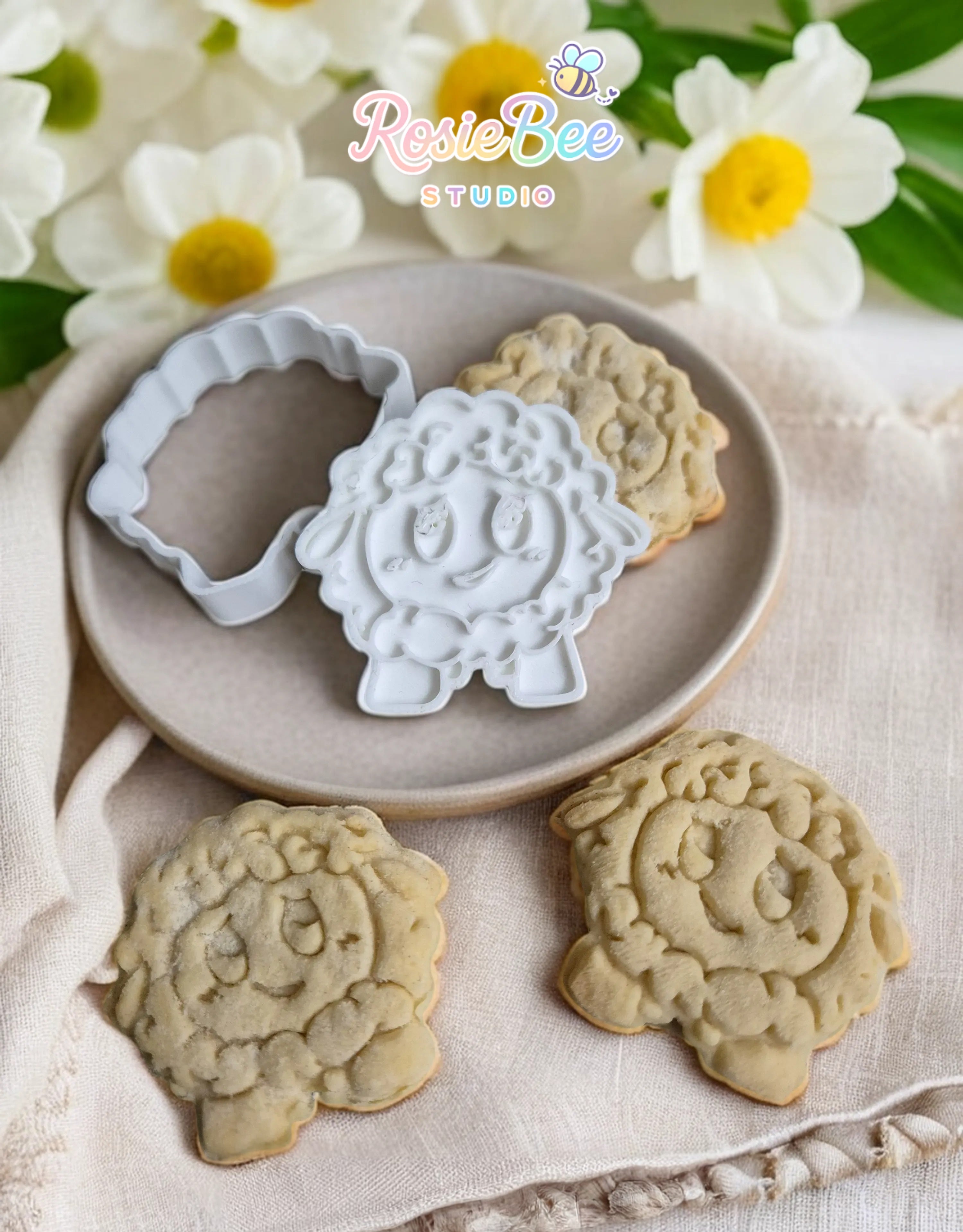 Lente cookie cutter van Moji Verdriet als schaapje met gebakken koekjes op linnen achtergrond – RosieBee Studio