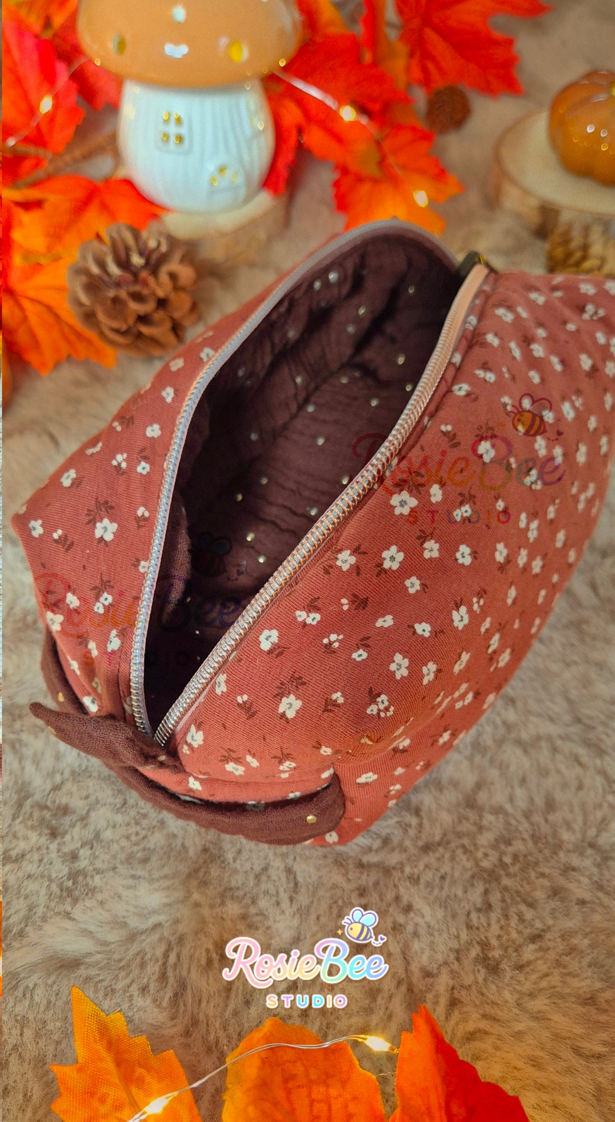 Handgemaakte Starlit Ember reversible etui van RosieBee Studio met roestkleurige bloemenprint en chocoladebruine hydrofiel met gouden stipjes.