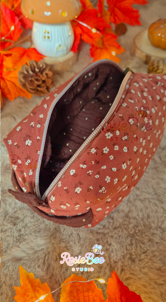 Handgemaakte Starlit Ember reversible etui van RosieBee Studio met roestkleurige bloemenprint en chocoladebruine hydrofiel met gouden stipjes.