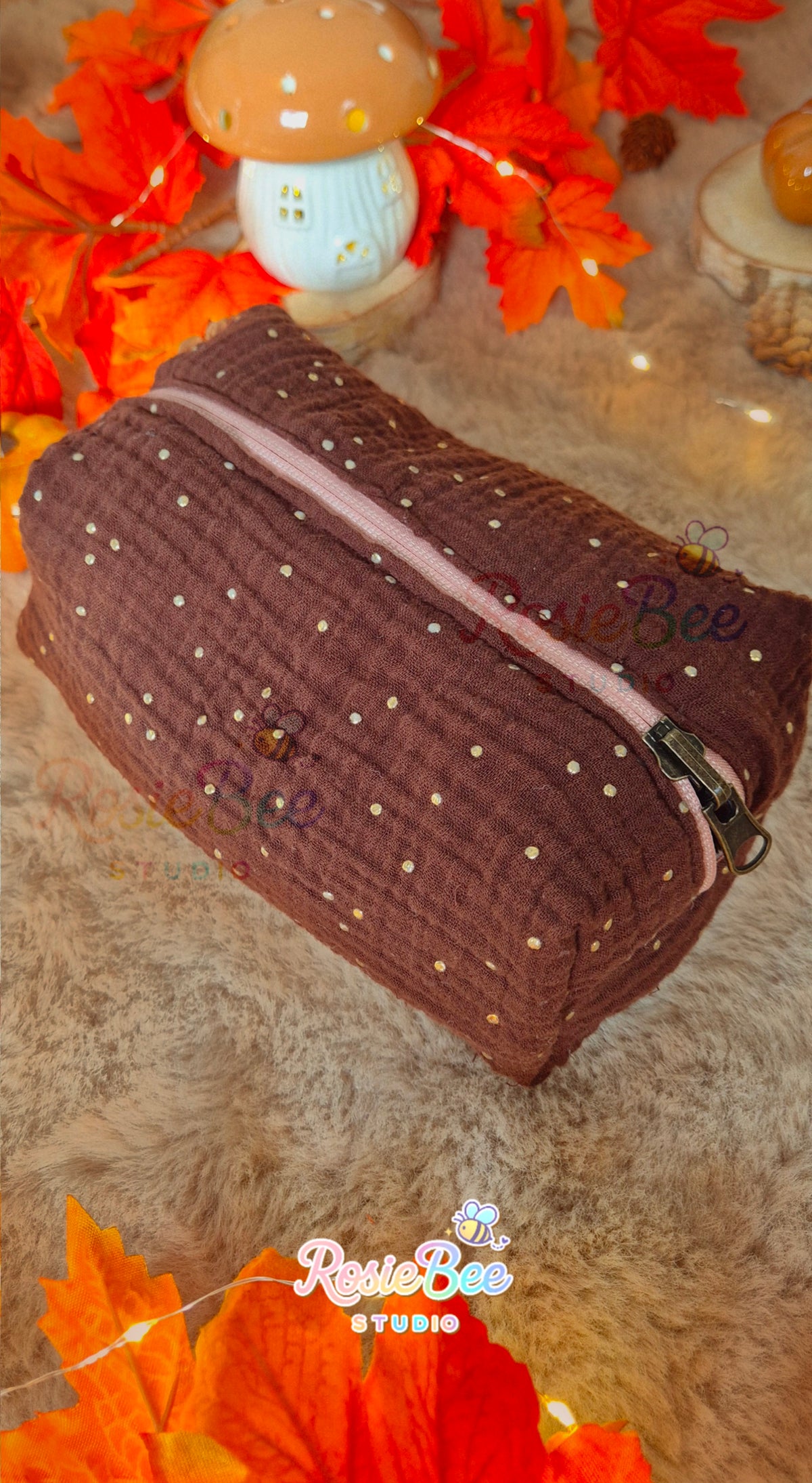 Omgekeerde zijde van de handgemaakte Starlit Ember reversible etui van RosieBee Studio, met donkerbruine hydrofiel stof en subtiele gouden stipjes.