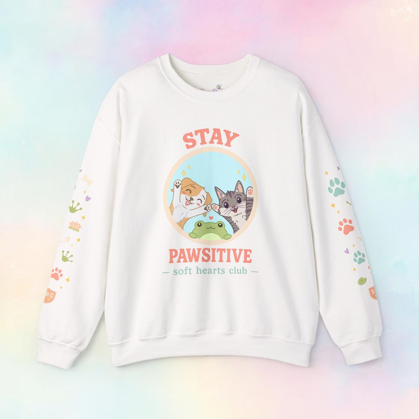 Cozy unisex sweater met Stay Pawsitive tekst gedragen – pastel kawaii trui voor dierenliefhebbers