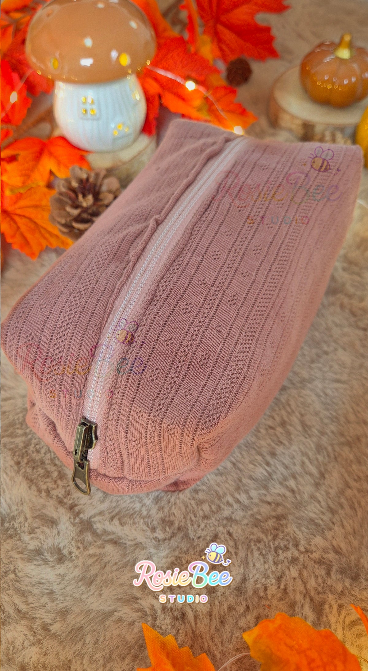 Oudroze tricot zijde van de handgemaakte Storybook Meadow reversible etui van RosieBee Studio met bronskleurige ritssluiting.