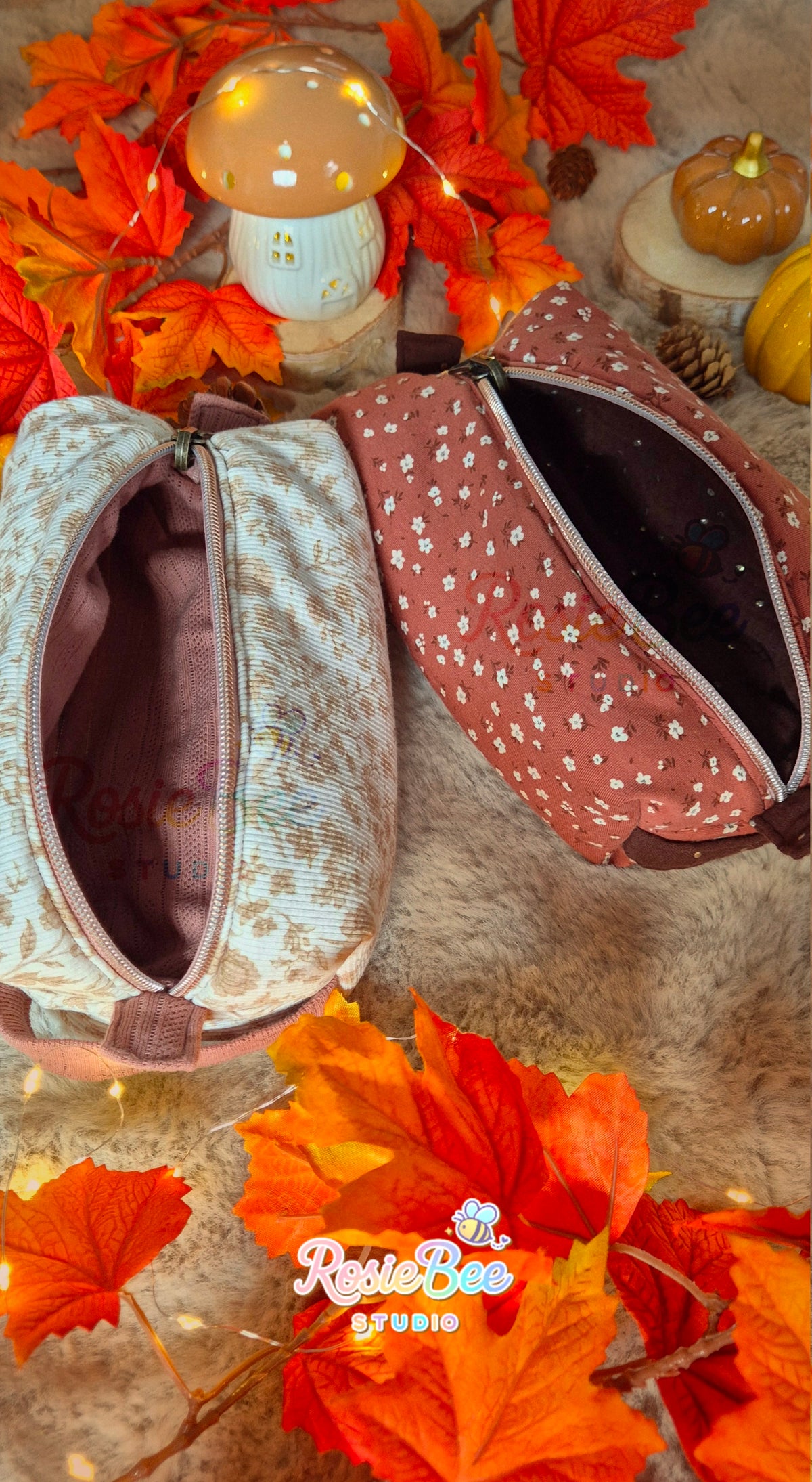 Twee zijden van de Storybook Meadow reversible etui uit de A New Chapter herfstcollectie van RosieBee Studio, met botanische rib jersey en oudroze tricot.