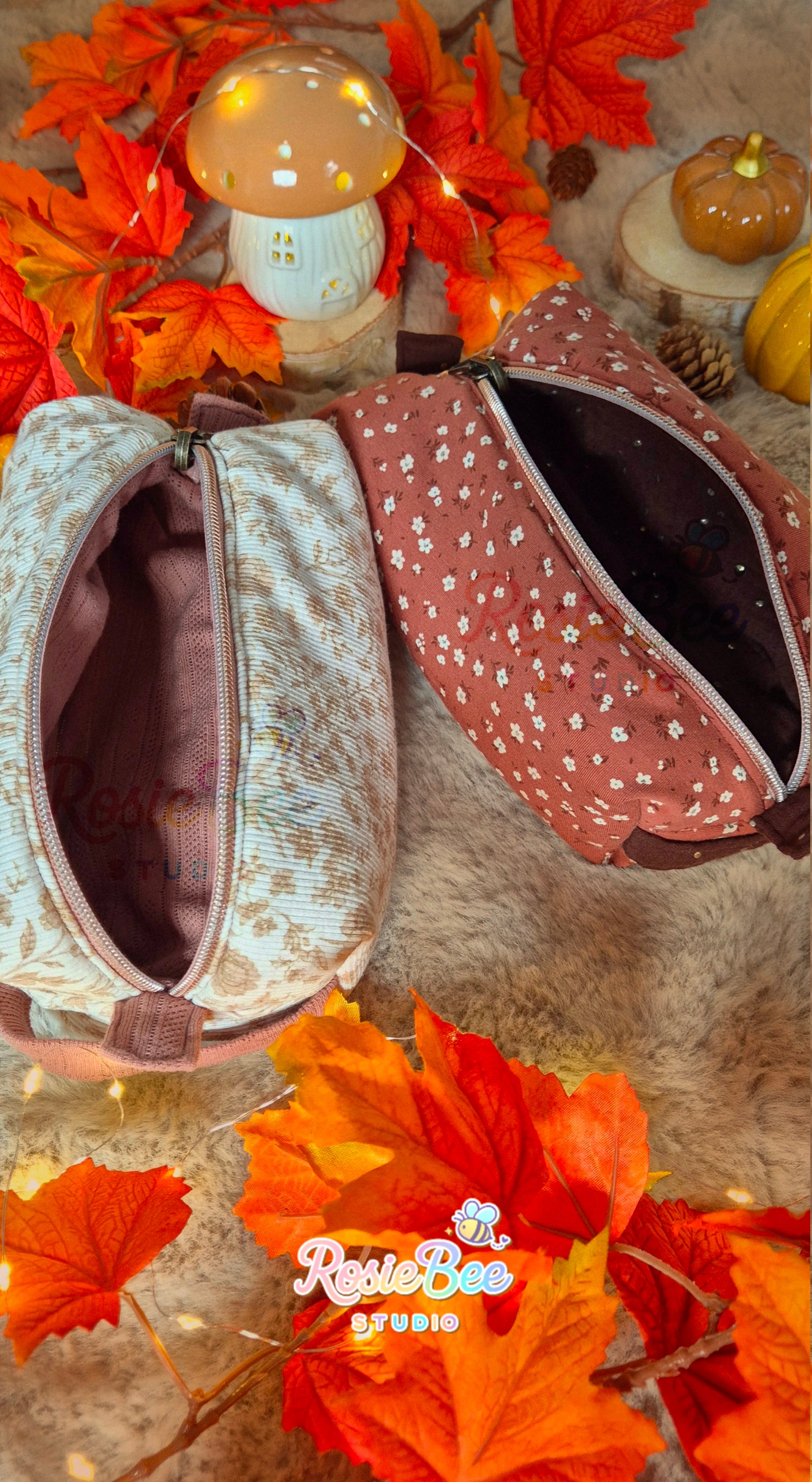 Twee zijden van de Storybook Meadow reversible etui uit de A New Chapter herfstcollectie van RosieBee Studio, met botanische rib jersey en oudroze tricot.