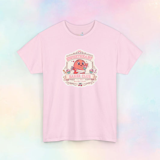 Sweetheart Baker Club T-shirt met Moji Friend Liefde print uit de Moji Friends Cosy Café collectie van RosieBee Studio.  