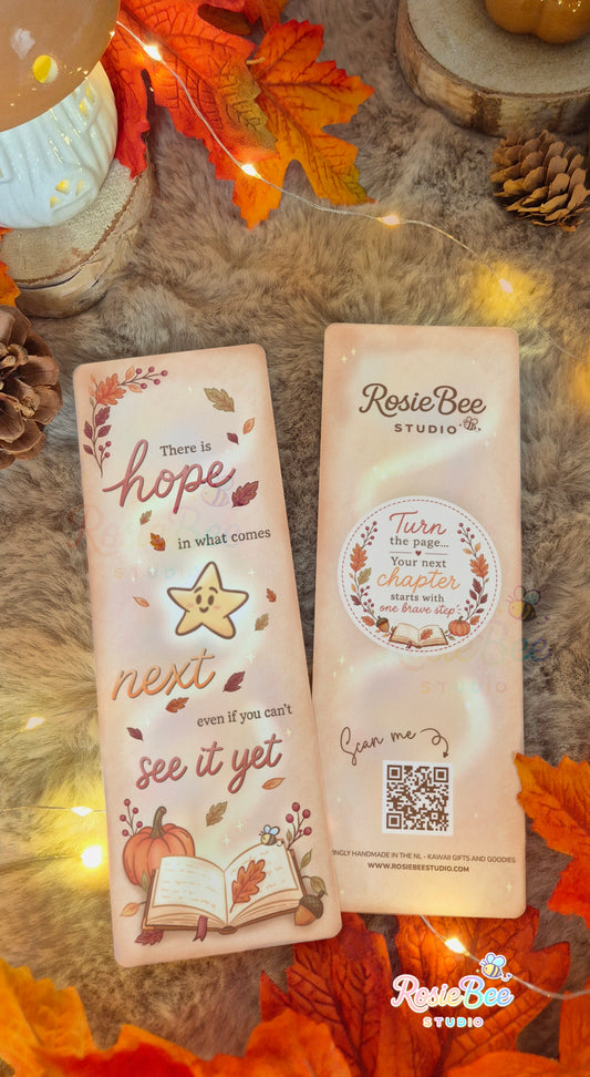 Dubbelzijdige There Is Hope boekenlegger van RosieBee Studio uit de A New Chapter herfstcollectie met sterretje Hoop, herfstbladeren, pompoen, open boek en warme herfstkleuren.