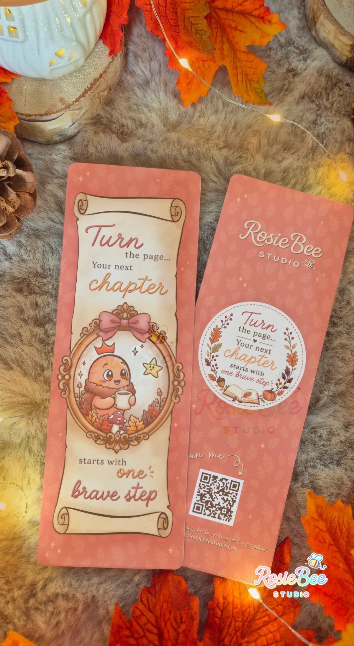 Dubbelzijdige Turn the Page boekenlegger van RosieBee Studio uit de A New Chapter herfstcollectie met Moji Friend Moed, sterretje Hoop en warme herfstillustraties.