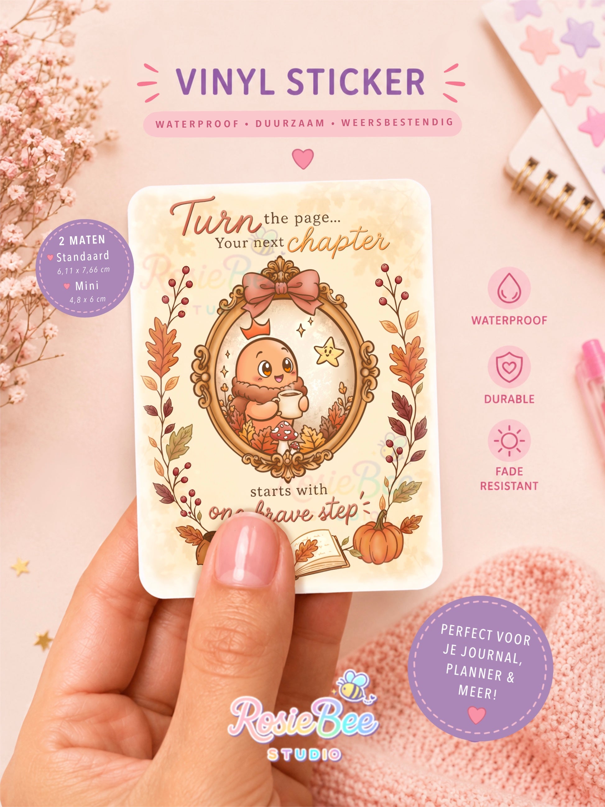 Turn the Page vinyl sticker uit de A New Chapter herfstcollectie van RosieBee Studio met Moji Friend Moed, sterretje Hoop en warme herfstillustratie.