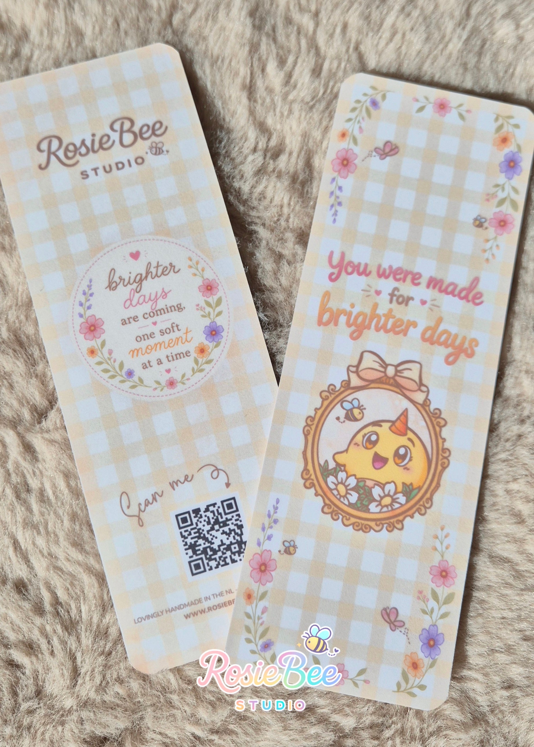 Dubbelzijdige bookmark van RosieBee Studio met de quote "You Were Made for Brighter Days". Formaat 18 × 6 cm en afgewerkt met matte laminering.