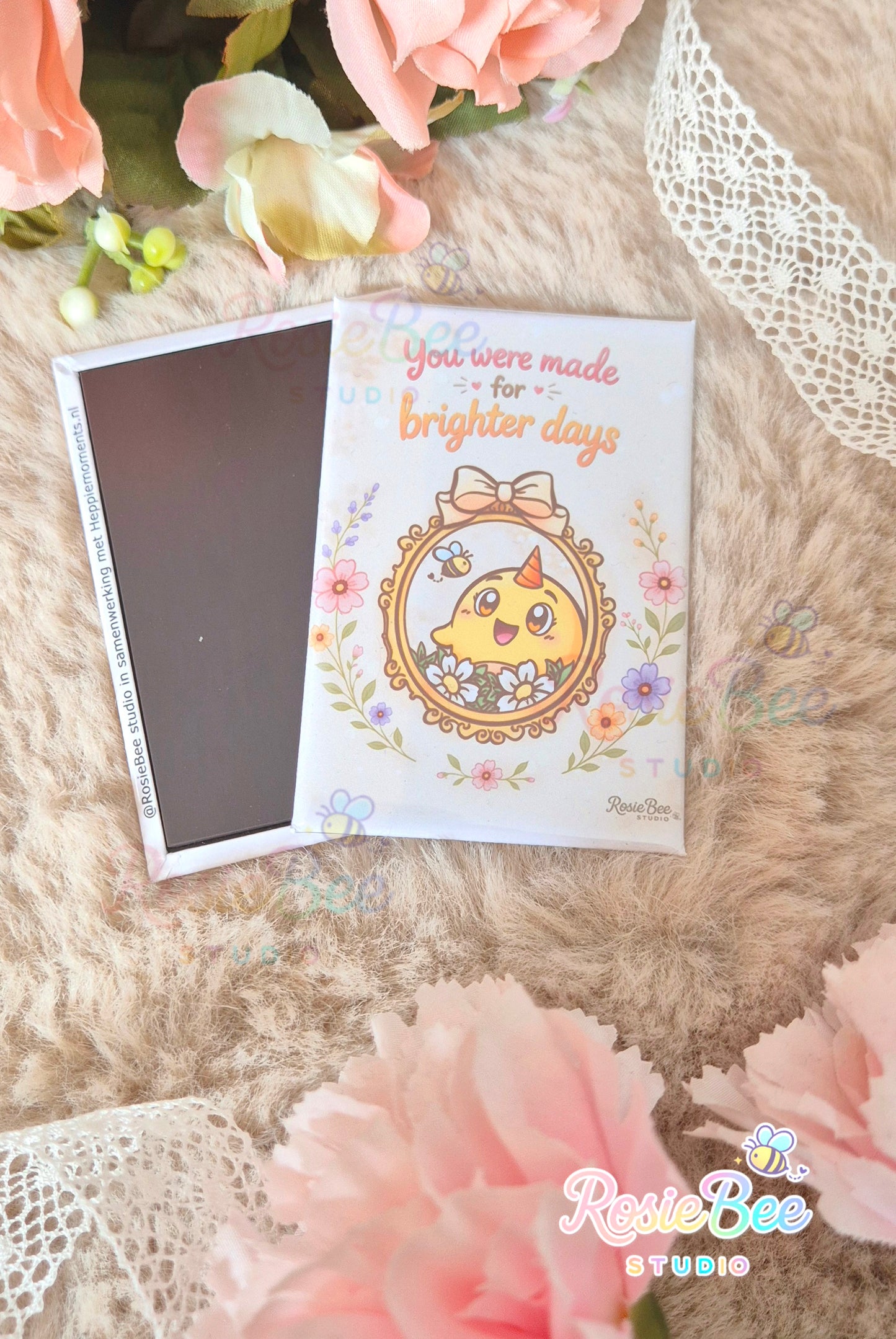 You Were Made for Brighter Days magneet van RosieBee Studio met Moji Friend Blijheid in een bloemenframe, formaat 78 × 53 mm.