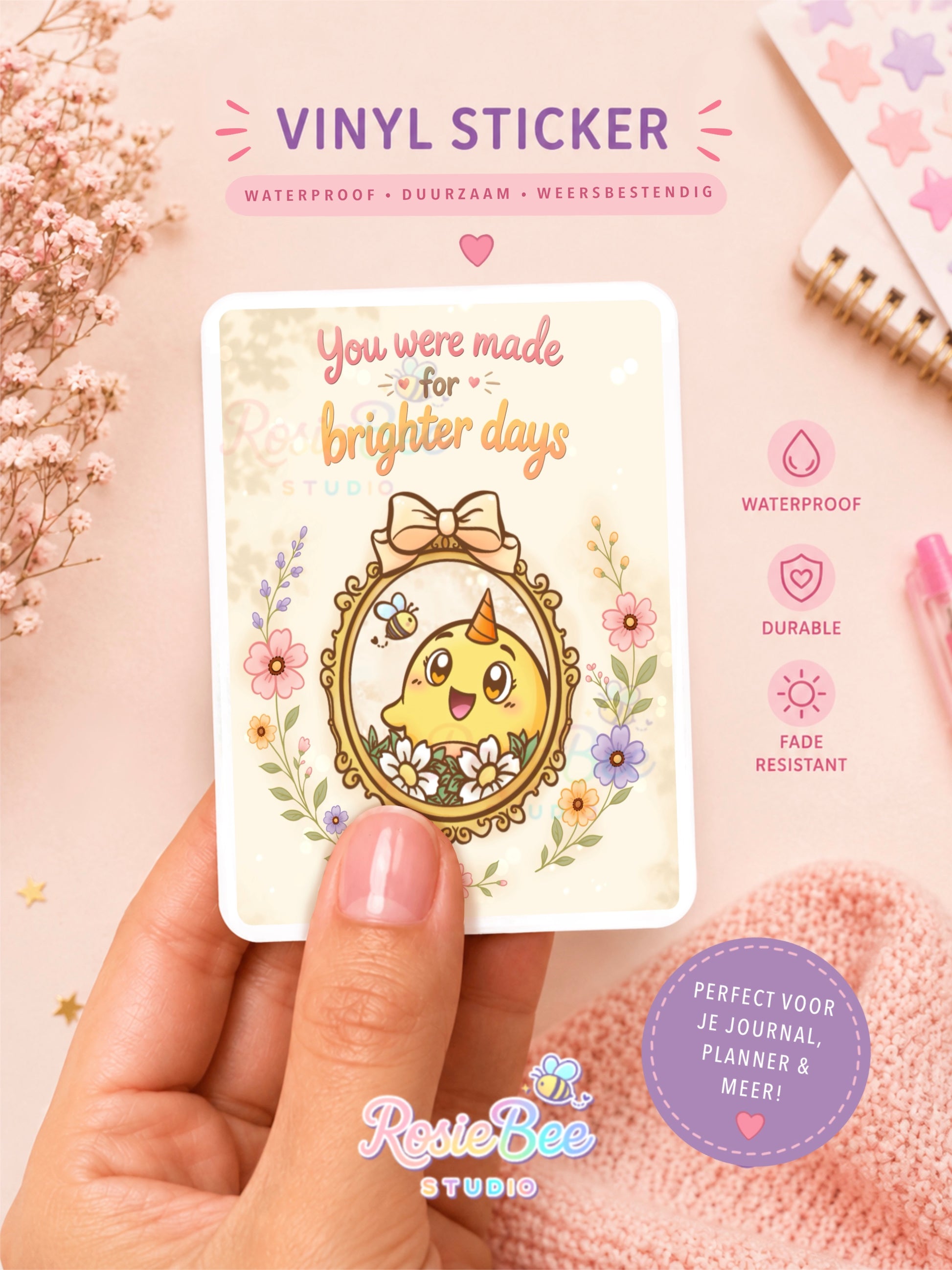 Vinyl sticker van Moji Friend Blijheid met de quote “You Were Made for Brighter Days”. Verkrijgbaar in mini en standaard formaat met matte of glossy afwerking. Geschikt voor journals, planners, laptops en waterflessen.